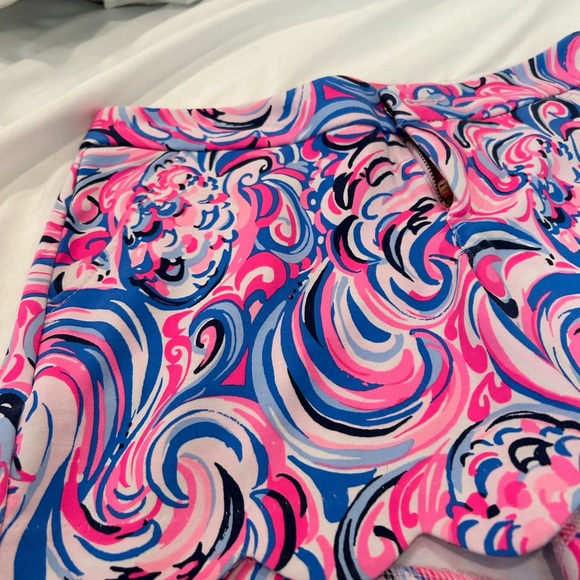 Lilly Pulitzer scalloped shorts - Picture 2 of 4